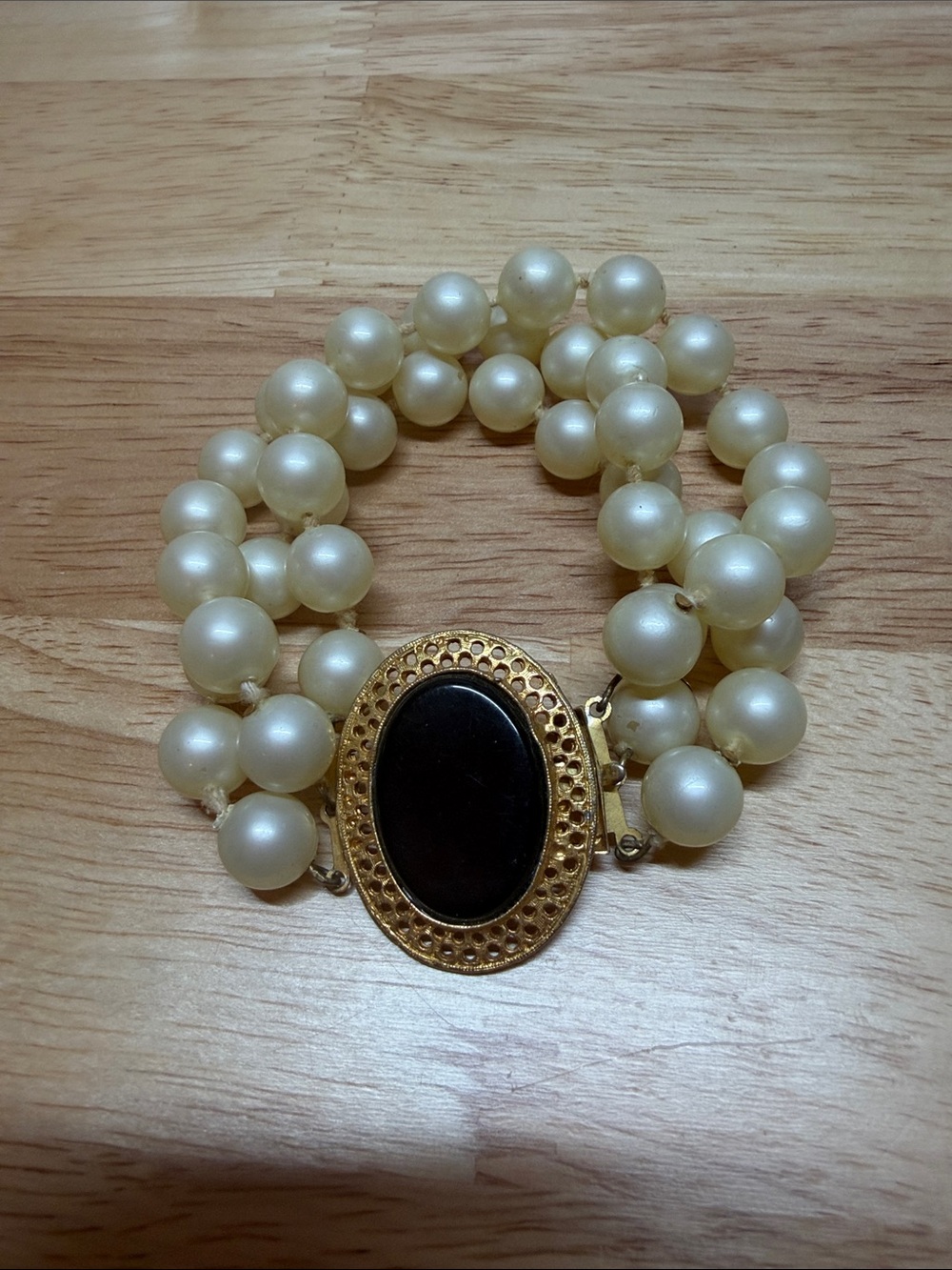 Vintage Classic Pearl Bracelet with Black Onyx Accent